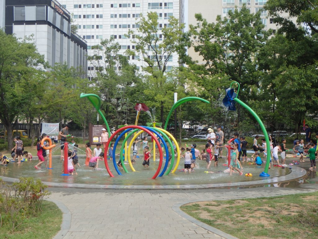 A little water park in the small park near our hotel 