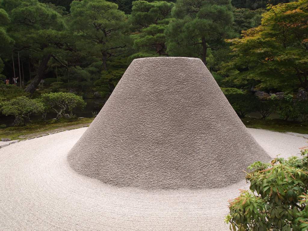 This cone of white sand is called kogetsudai. Its design reflects moonlight and intensifies the garden's beauty at night