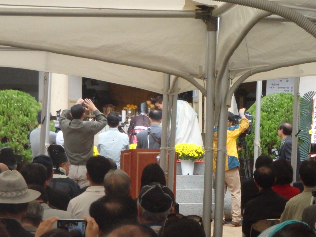 A lot of people blocked the view with their cameras and crew