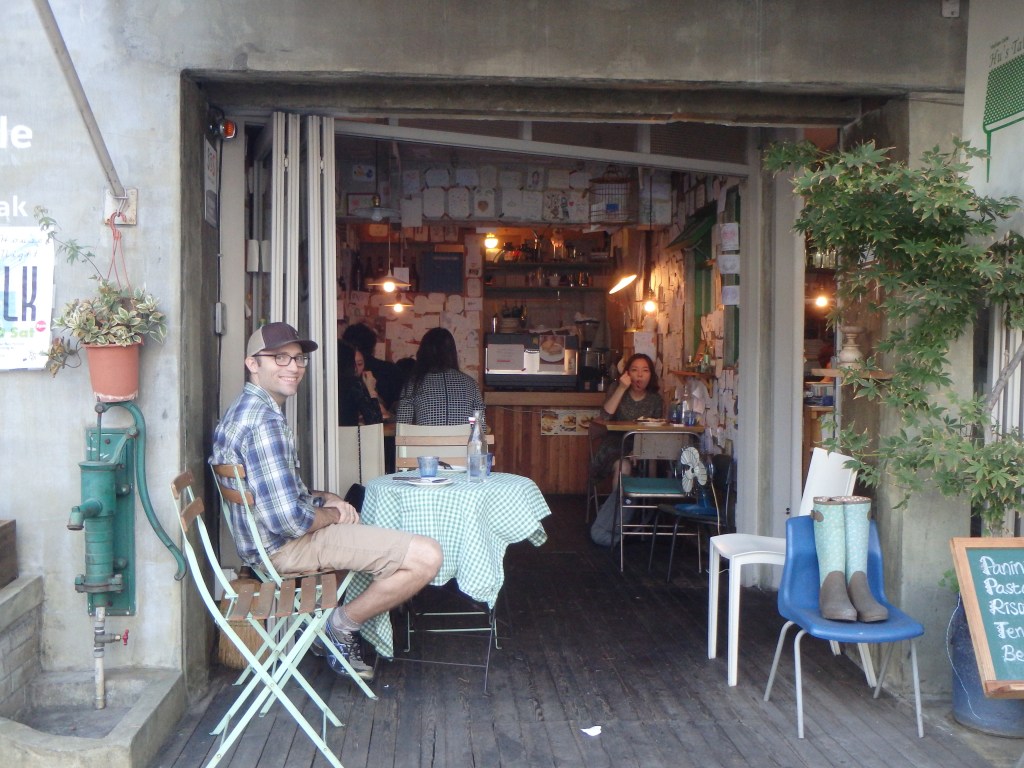 I had to wait a long time to take this photo! There was a lot of sidewalk traffic 