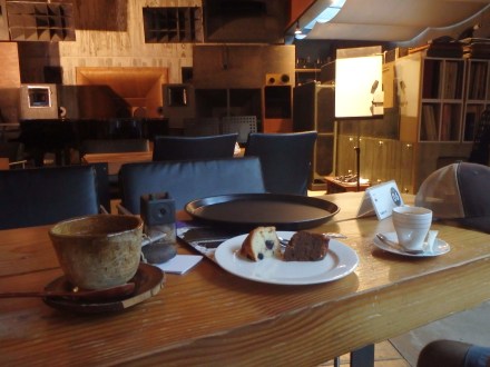 With your entrance admission of ₩10,000 you receive a drink and a pastry 