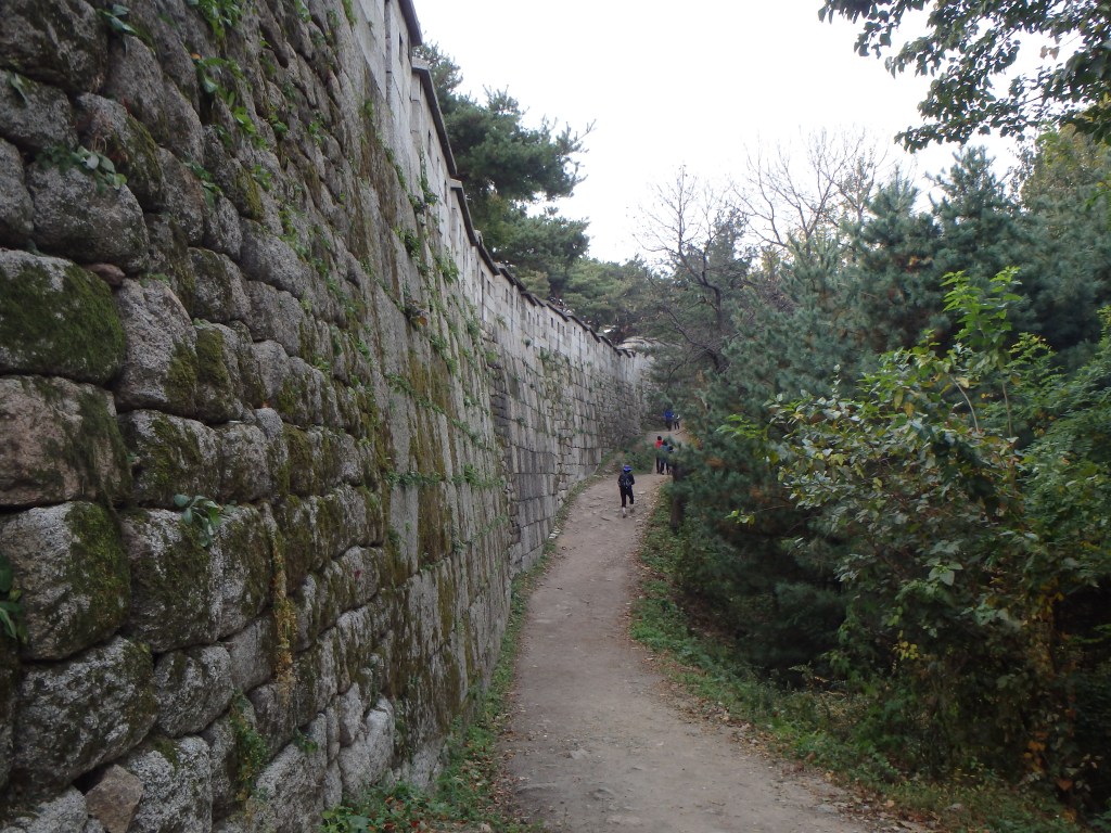 Beginning the hike along the fortress wall 