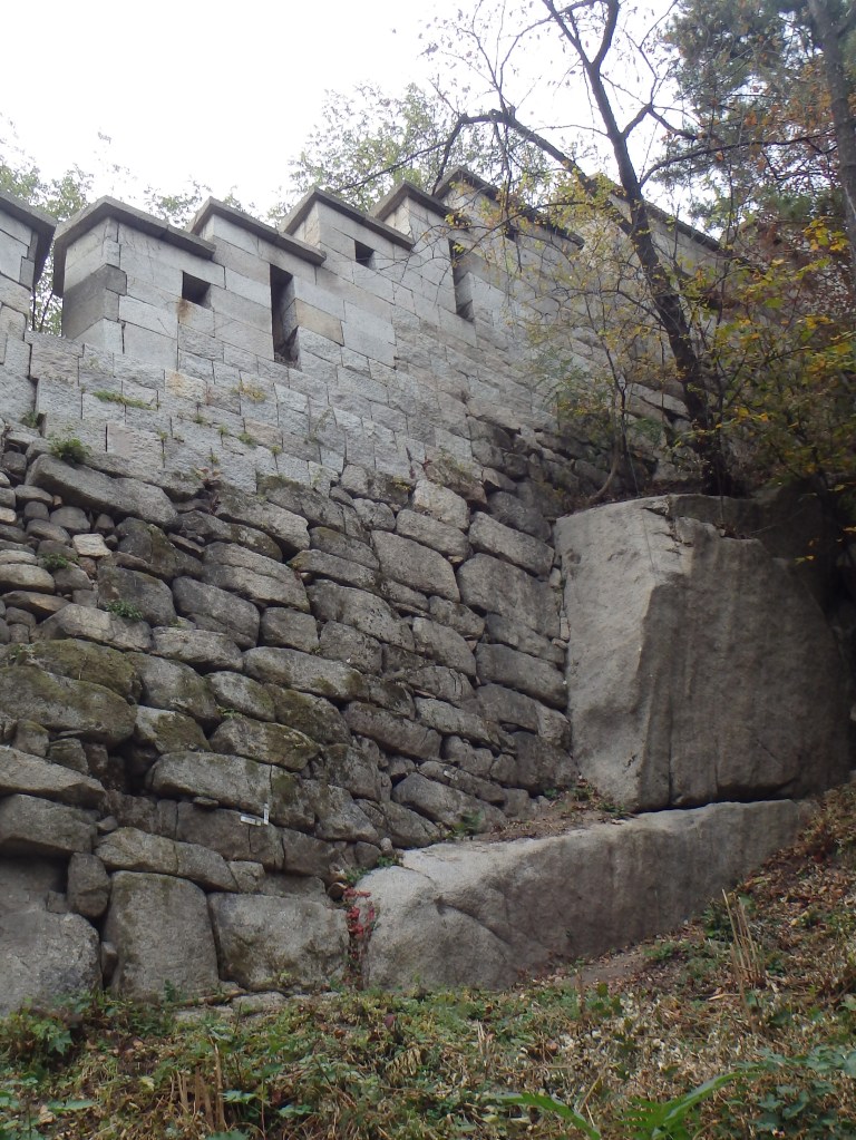 Most of the Fortress Wall that remains was constructed during the reigns of King Taejo (1396), King Sejong (1422), or King Sukjong (1704)