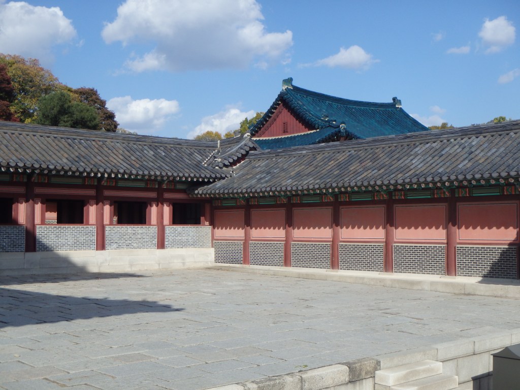 Walking around the palace complex 