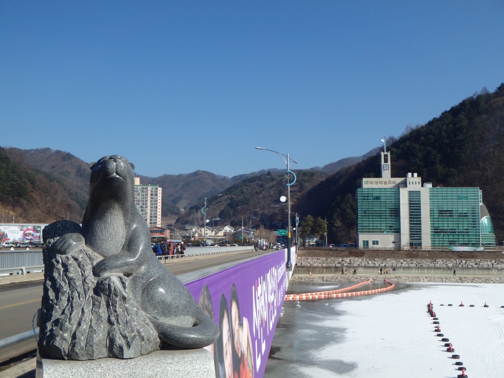 I think this town also has otters?