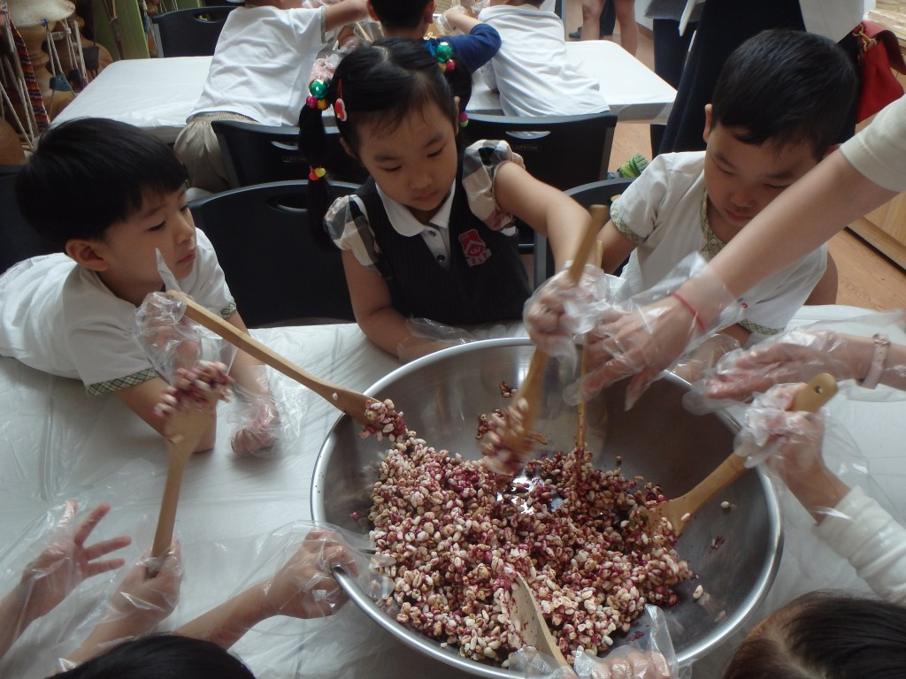 Mixing the syrup into the puffed rice mixture