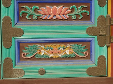 Vibrant & intricate images on the door panels