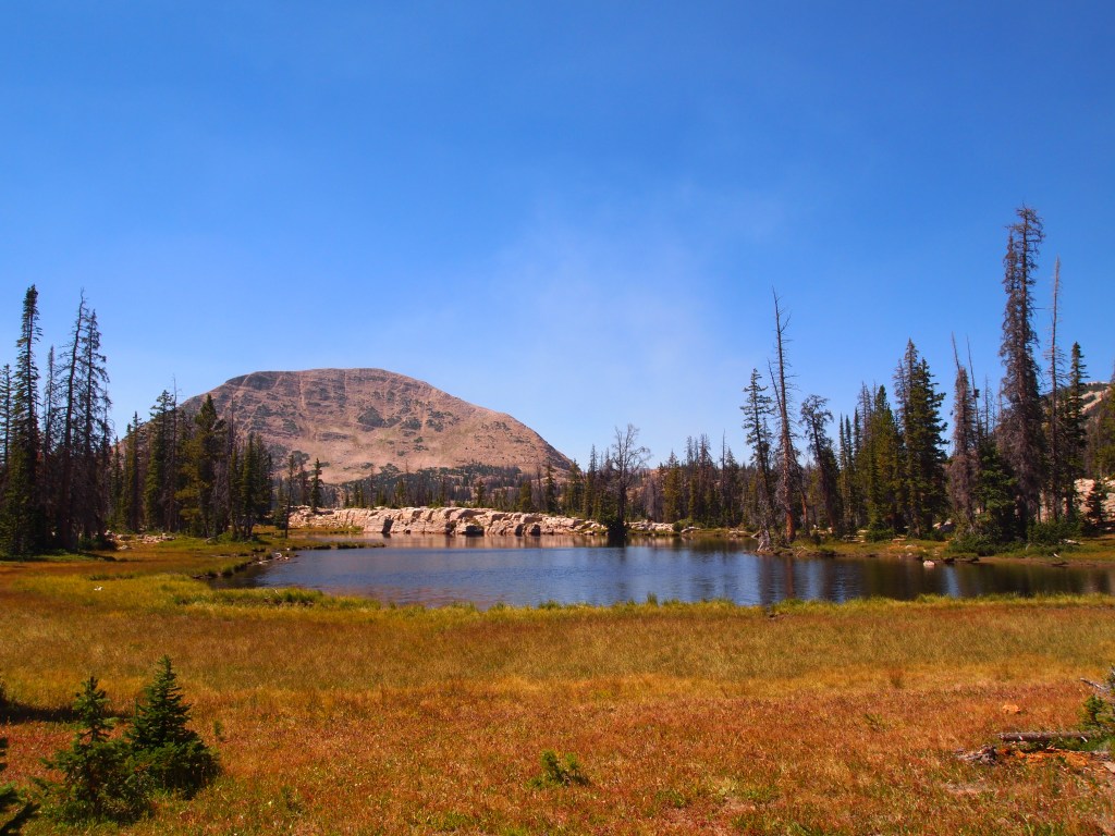 Another small lake along the trail 